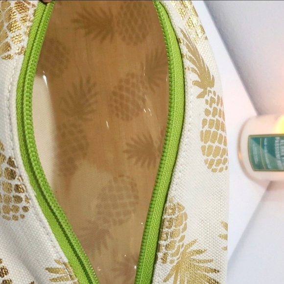 Soha (Hawaii) Living Metallic Gold Pineapple Toiletries Travel Bag with … - Picture 5 of 5